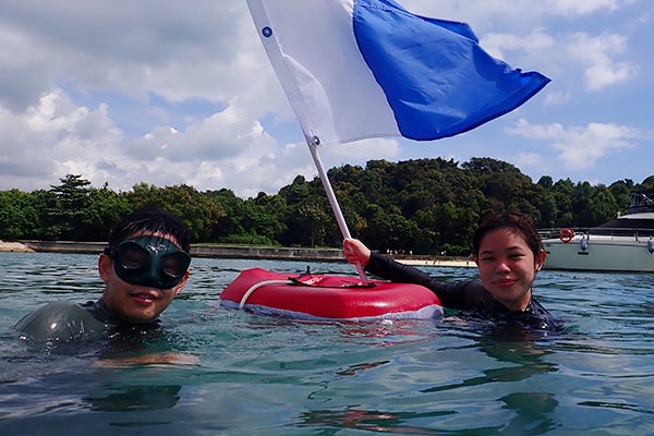 Max Ang (left), Min En Yeo (right) at Lazarus Island for an Open Water Dive Session, 20 Dec 2020.