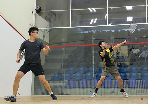 Playing a volley against Mark Lee (national trainee) in the semis, 4 March, Kallang Squash Centre.

