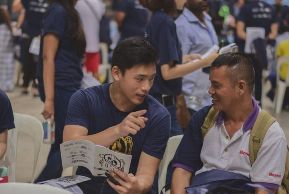 FOCCIP 2019: NUS volunteer with a migrant brother
