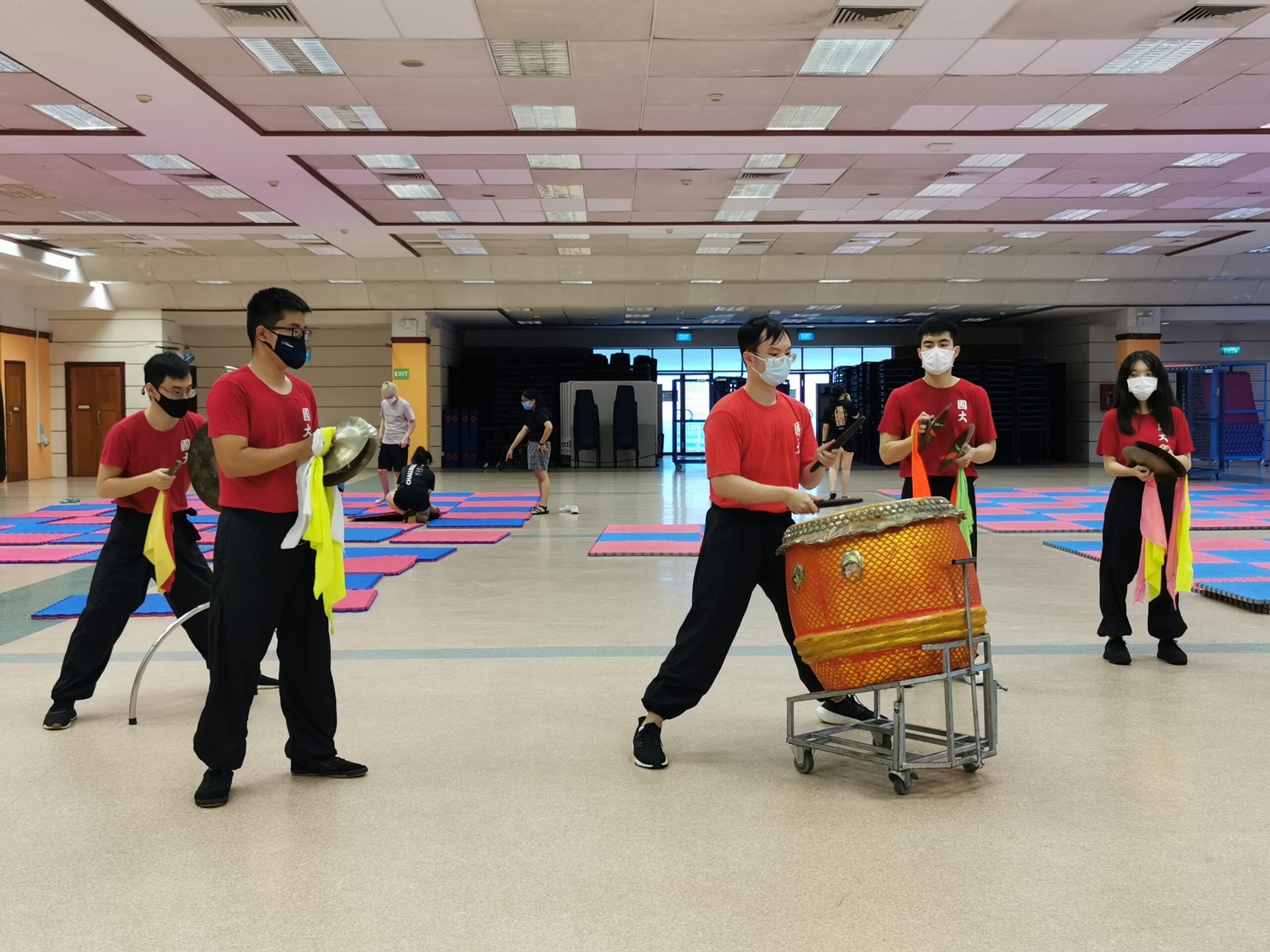 Members playing along to the beat of the drum together, with 18 basic drumming sequences in total.
