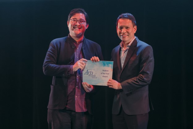 Tan E-Reng (left) from NUS Electronic Music Lab accepted his Student of the Year Award from Dean of Students, Associate Professor Ho Han Kiat (right).