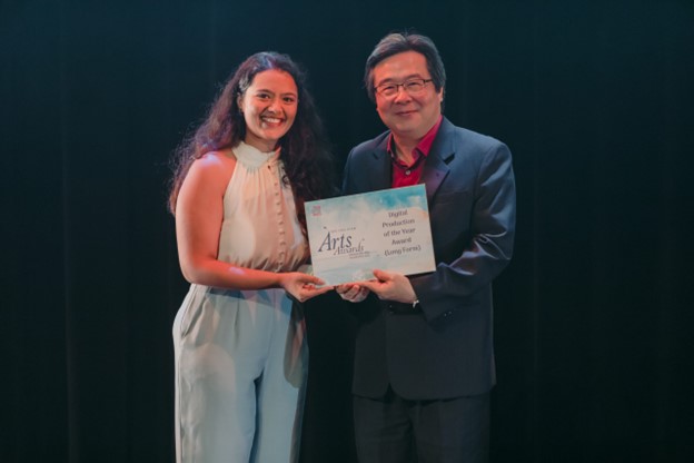 President of NUS Naach AY2021/22 Geetali Gupta (left) accepted the Digital Production of the Year Award (Long Form) on behalf of NUS Naach from Associate Professor Chan Tze Law, Vice Dean (Career Orientation & Community Engagement), Yong Siew Toh Conservatory of Music.