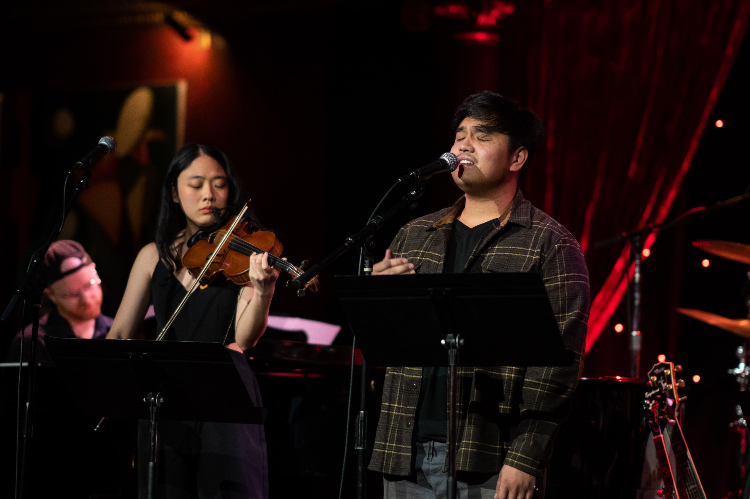 Elicia (left) performing the violin on New Work, New York!, a musical theatre showcase at The Cutting Room in New York. (Credits: Ryan Nava)
