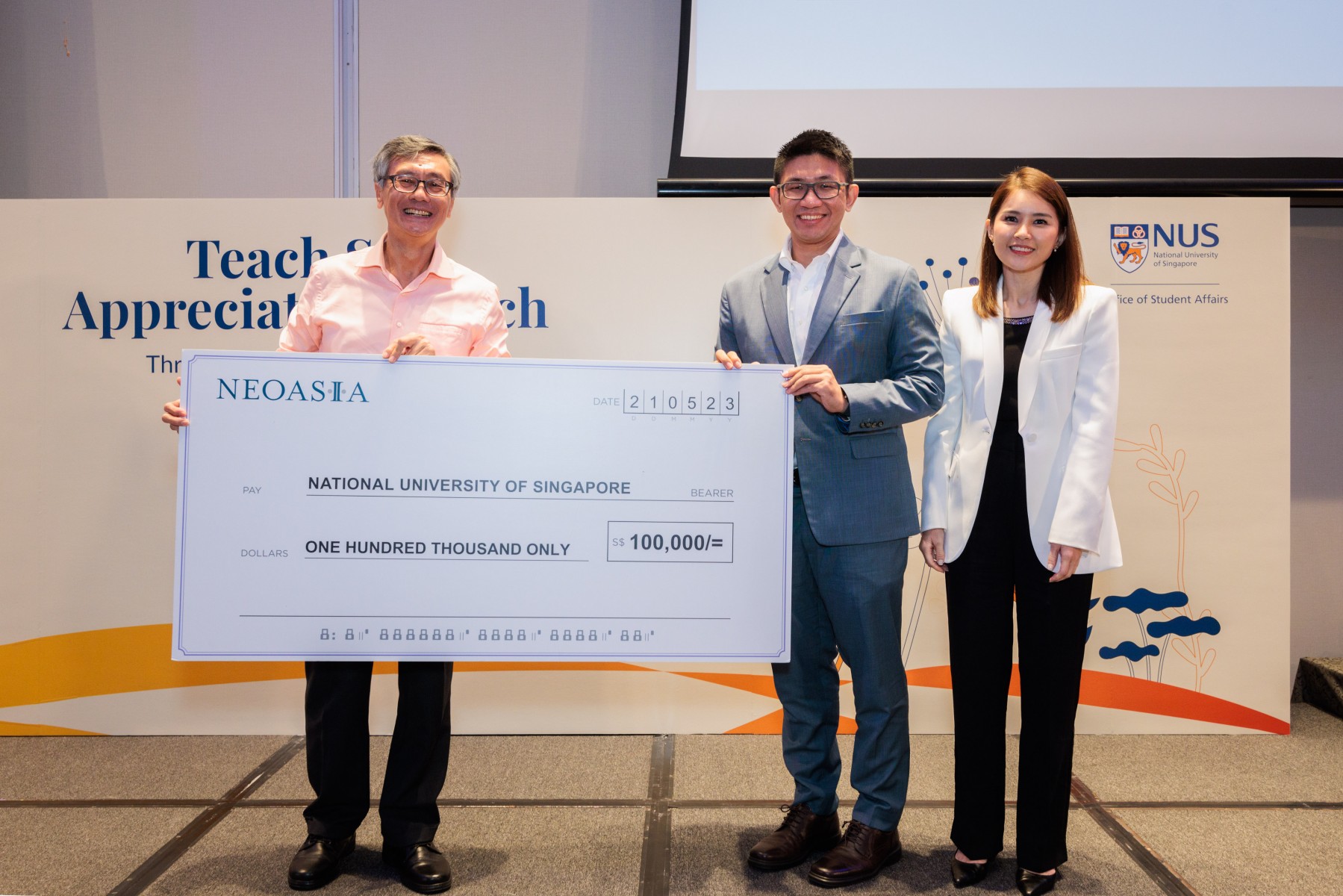 Newly-onboarded donors Neoasia, represented by Chief Executive Officer Mr Chen Heng Hui and Chief Operating Officer Ms Glynise Peh (second and third from left) present their contribution to the Teach SG programme to NUS President Professor Tan Eng Chye (extreme left).
