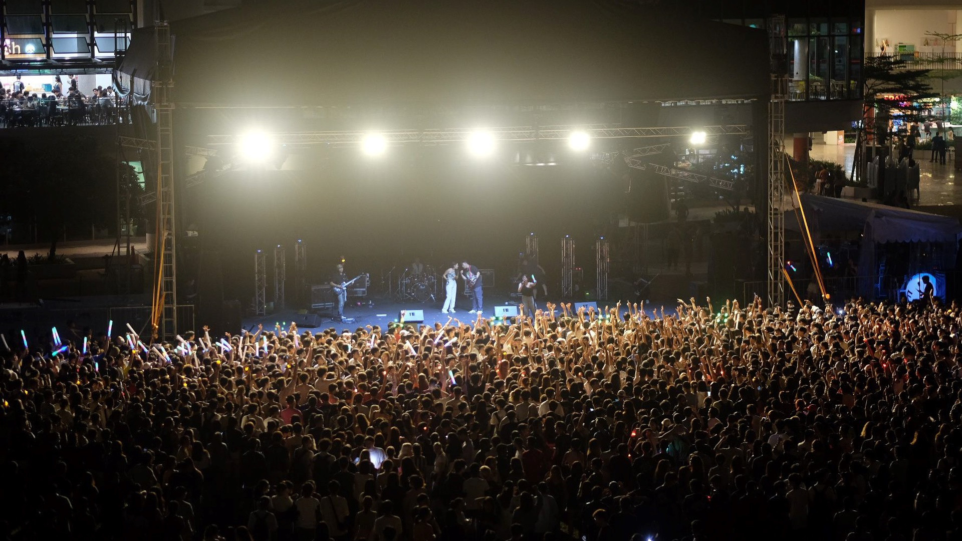Over 5,000 attendees vibed out to the six-hour-long setlist of performances across various genres.
