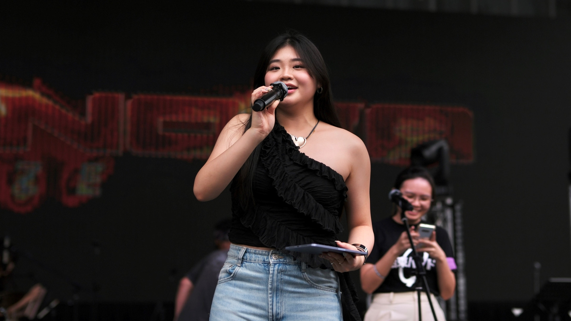 Local radio deejay and NUS alumna Miss Shawnia Seah embracing the energy from the audience as she returned to host the music festival for the second time.
