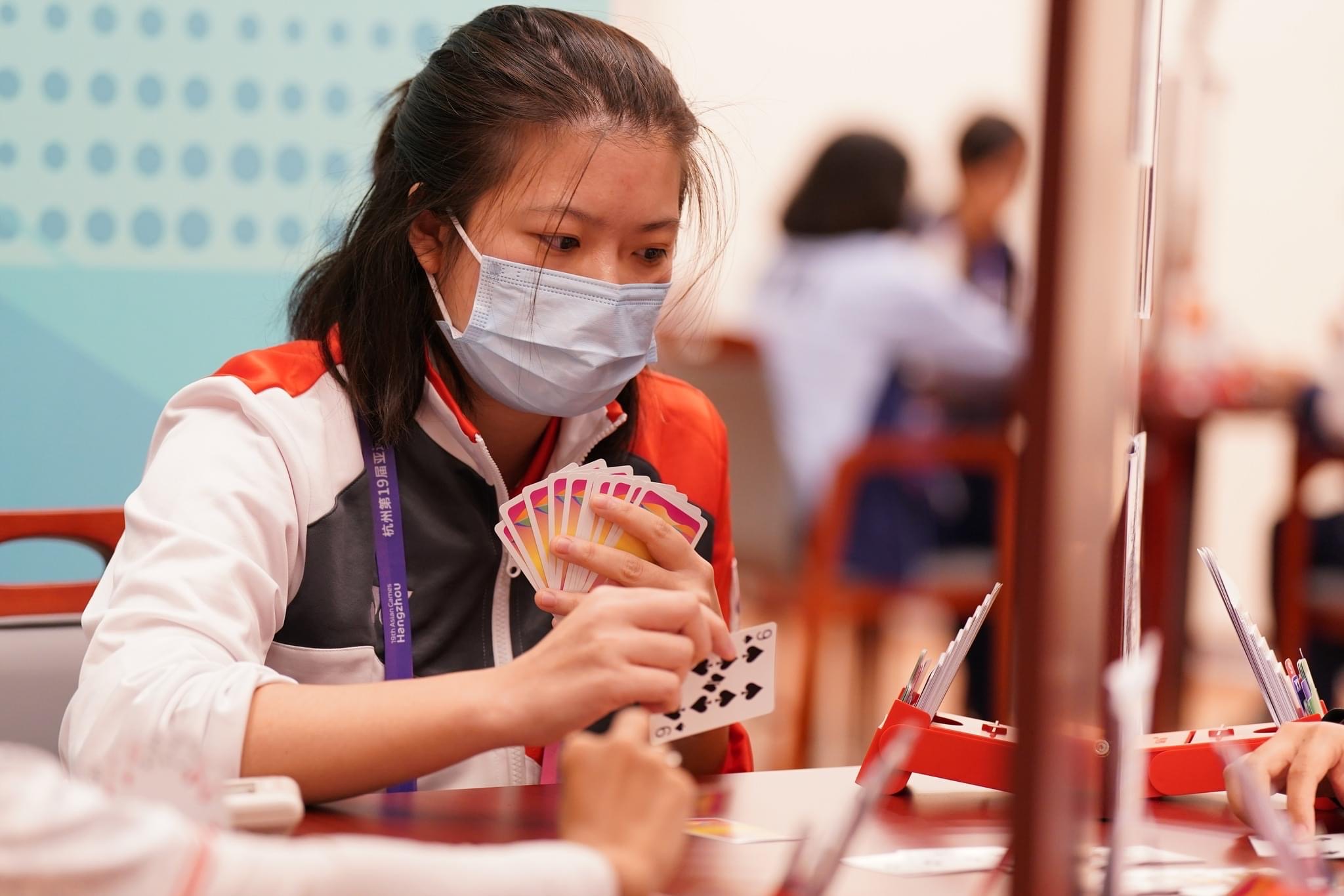 Full concentration from Ms Jazlene Ong at the contract bridge tournament. (Photo: Singapore National Olympic Council)