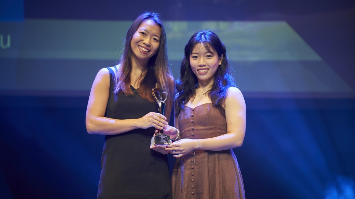 Sports shooter and Sportswoman of the Year Distinction recipient Adele Tan Qian Xiu (right) received her award from Sportswoman of the Year 2019 Ms Jasmine Goh (left).