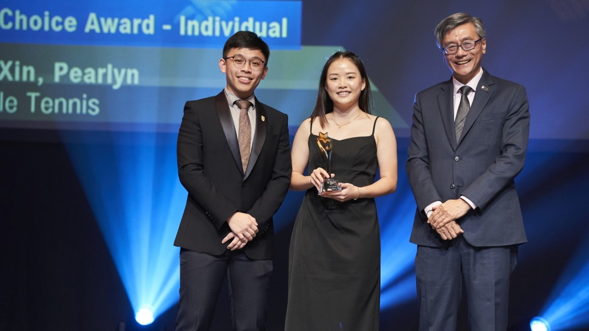 Campus Choice (Individual) and Sportswoman of the Year Merit recipient Pearlyn Koh (right) received her award from NUS President Prof Tan Eng Chye (centre) and President of NUS Students’ Union (NUSSU) Huang Ziwei (left).