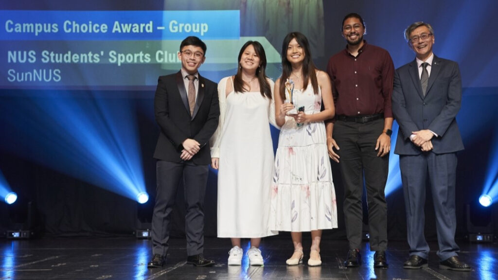 The SunNUS team from NUS Students’ Sports Club (centre), flanked by NUS President Prof Tan Eng Chye (right) and NUSSU President Huang Ziwei (left), were accorded the Campus Choice (Group) and the Community Impact Merit Awards.