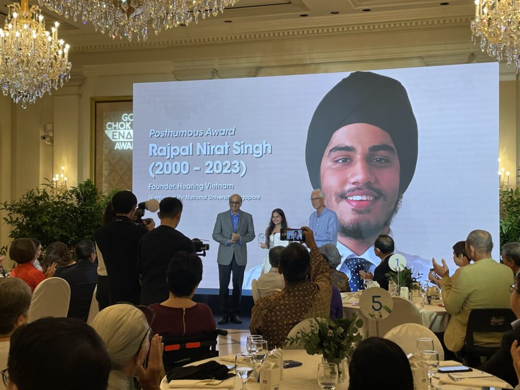 Rajpal Nirat Singh's sister on stage receiving the award from President Tharman and Emeritus Senior Minister Goh Chok Tong on behalf of Rajpal Nirat Singh.
