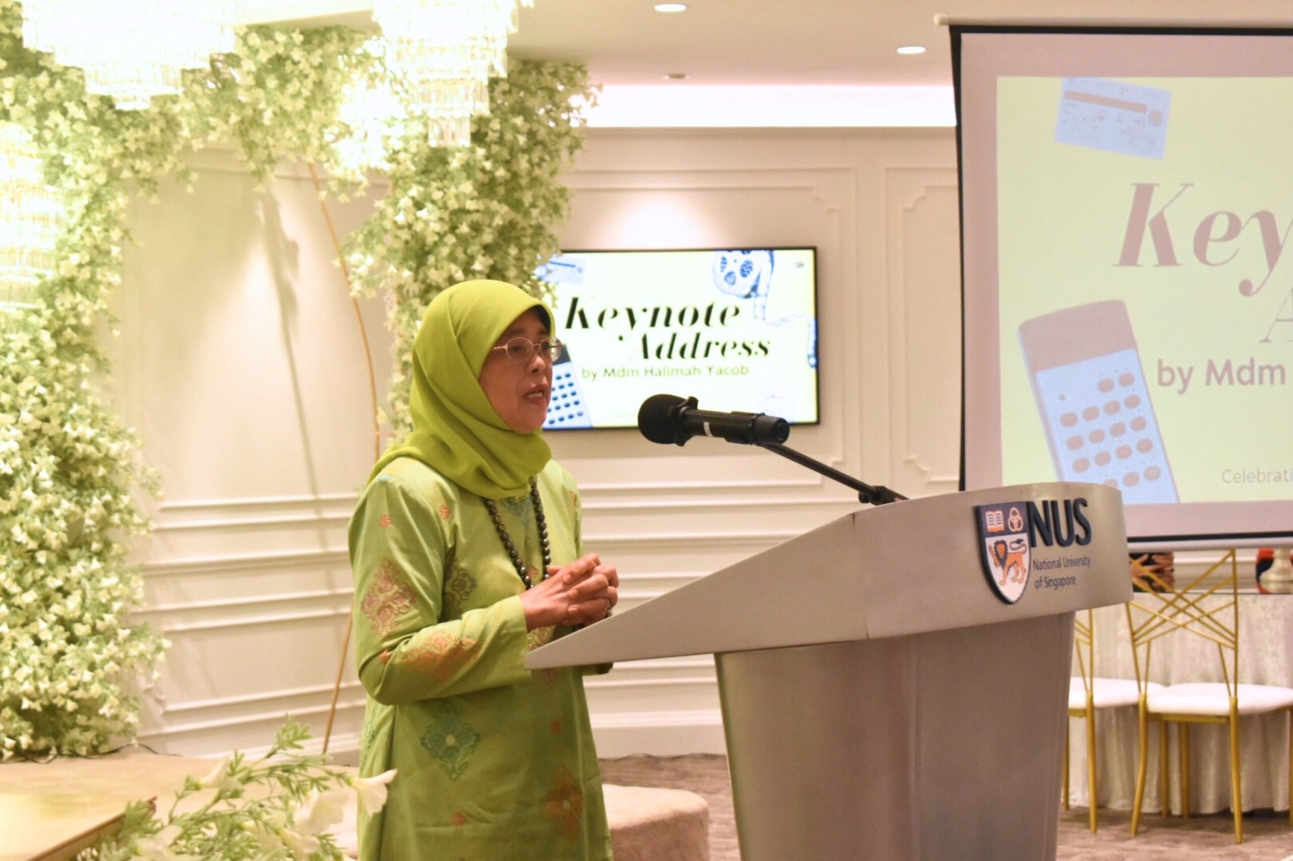 Mdm Halimah Yacob (Law ’78) giving her keynote speech. 