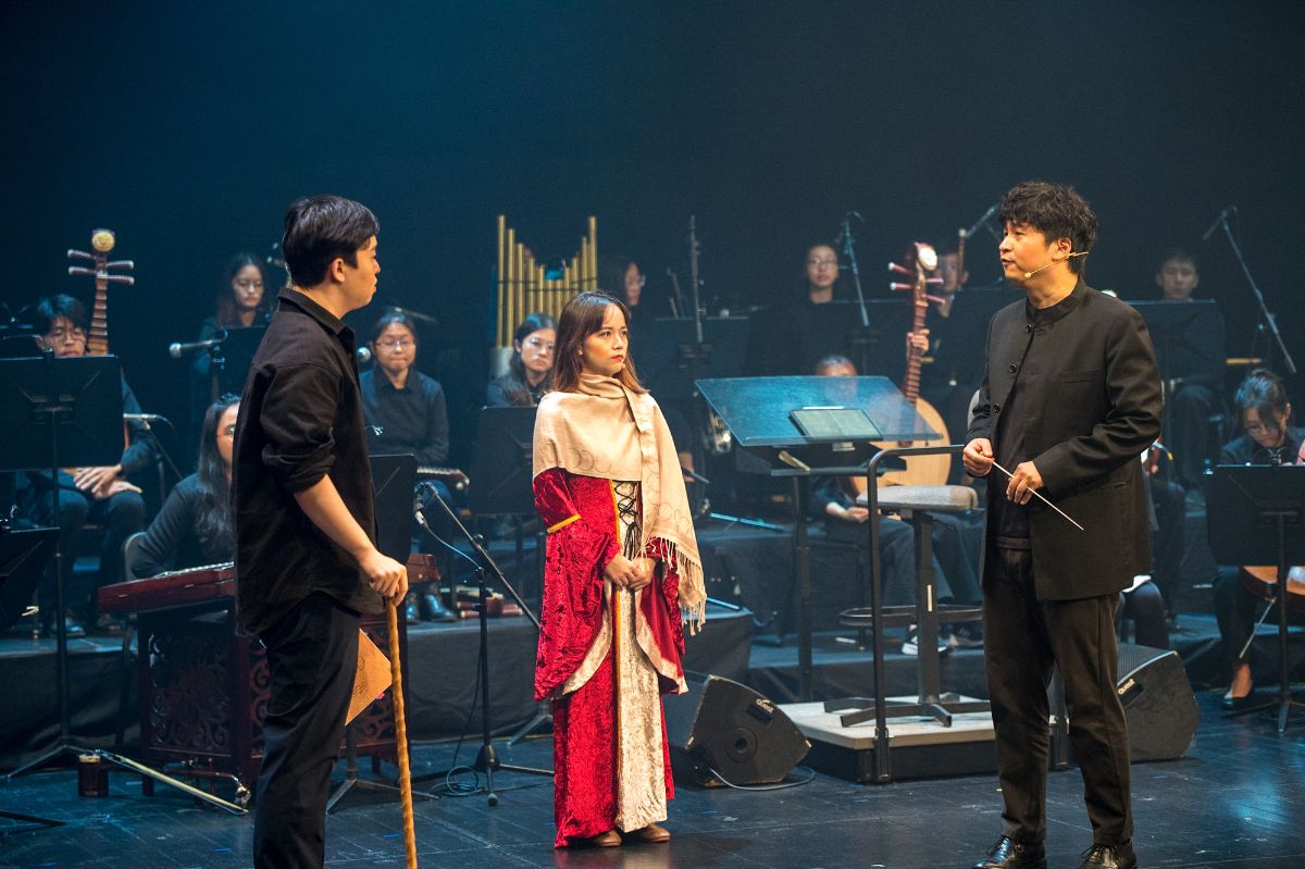 Essentially Macbeth is an inventive collaboration between NUS Chinese Drama and NUS Chinese Orchestra, where the orchestra and its conductor, Moses Gay (above, right), appears onstage as both musicians and actors.