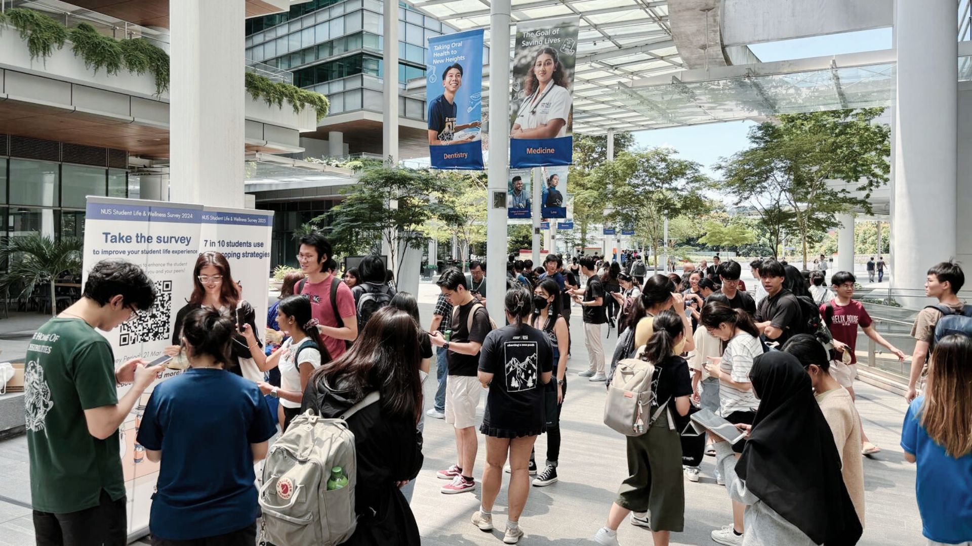 Students taking part in the NUS Student Life & Wellness Survey 2024 at the Roadshow held by OSA at UTown Plaza on 3 April 2024.