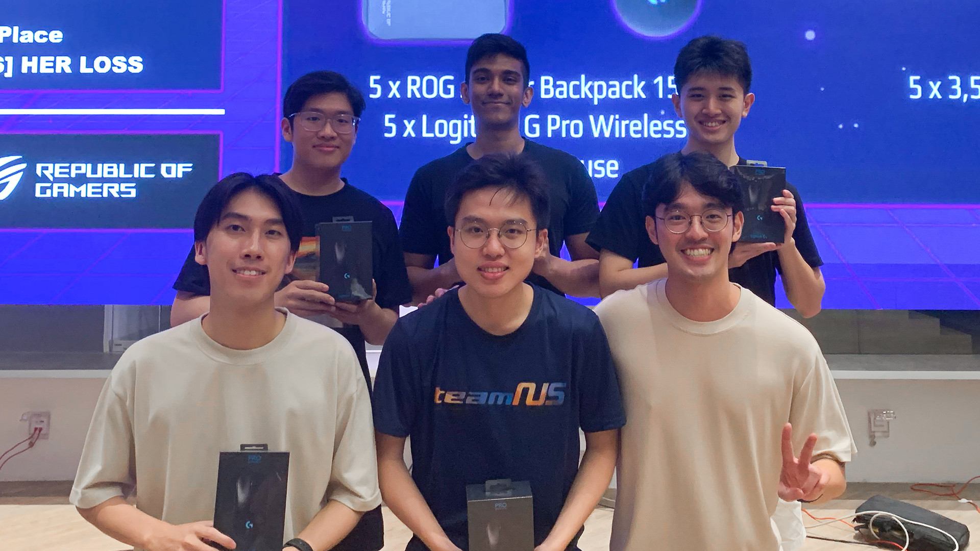 Outgoing NUS Esports President and Esports Director Ong Jing Hao (front row extreme right) with the NUS “no.men” team – (clockwise from top left) Hayden “xhum0n” Heng, Amirudeen “NAom” S/O Abdul Rahman, Aidan “lorenzo” Phua, Darryl “RushBobby” See and Isaac “DEMONKING999” Lai.