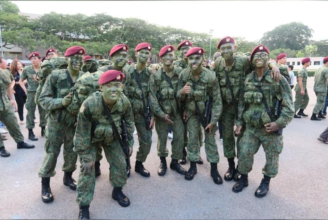 Wong Shee Pin (top row, second from left) then undergoing training as a Commando-to-be.
