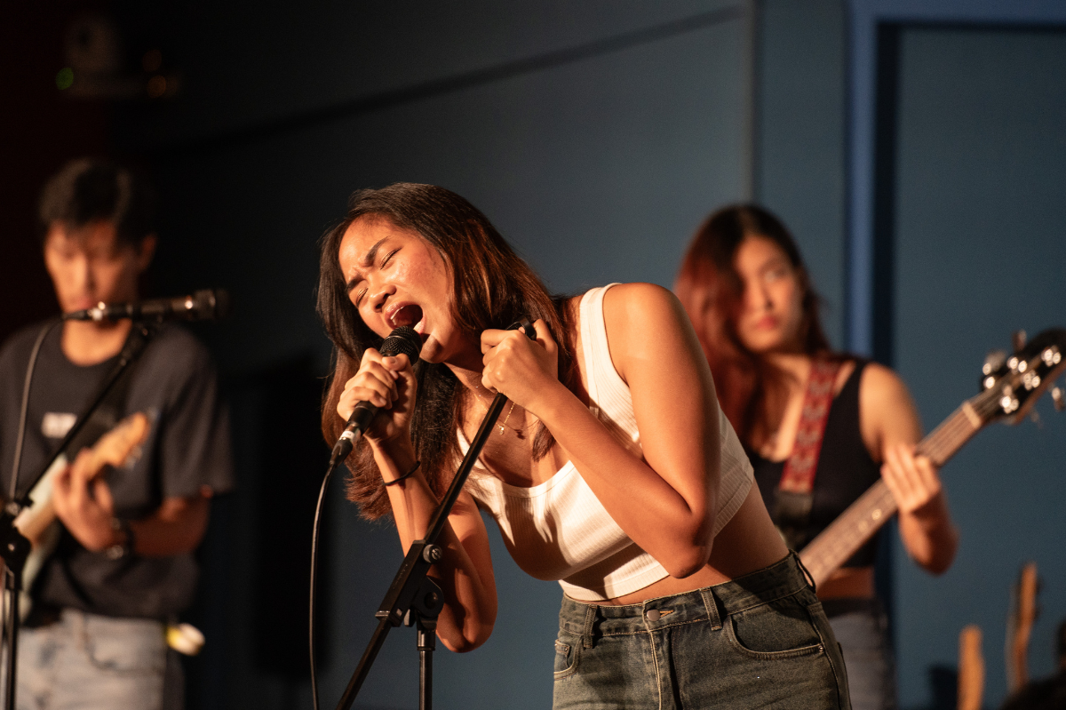 Rebecca Grace, a year 1 student at NUS College of Humanities and Science, as the vocalist of the band ‘Crawfish’ 

