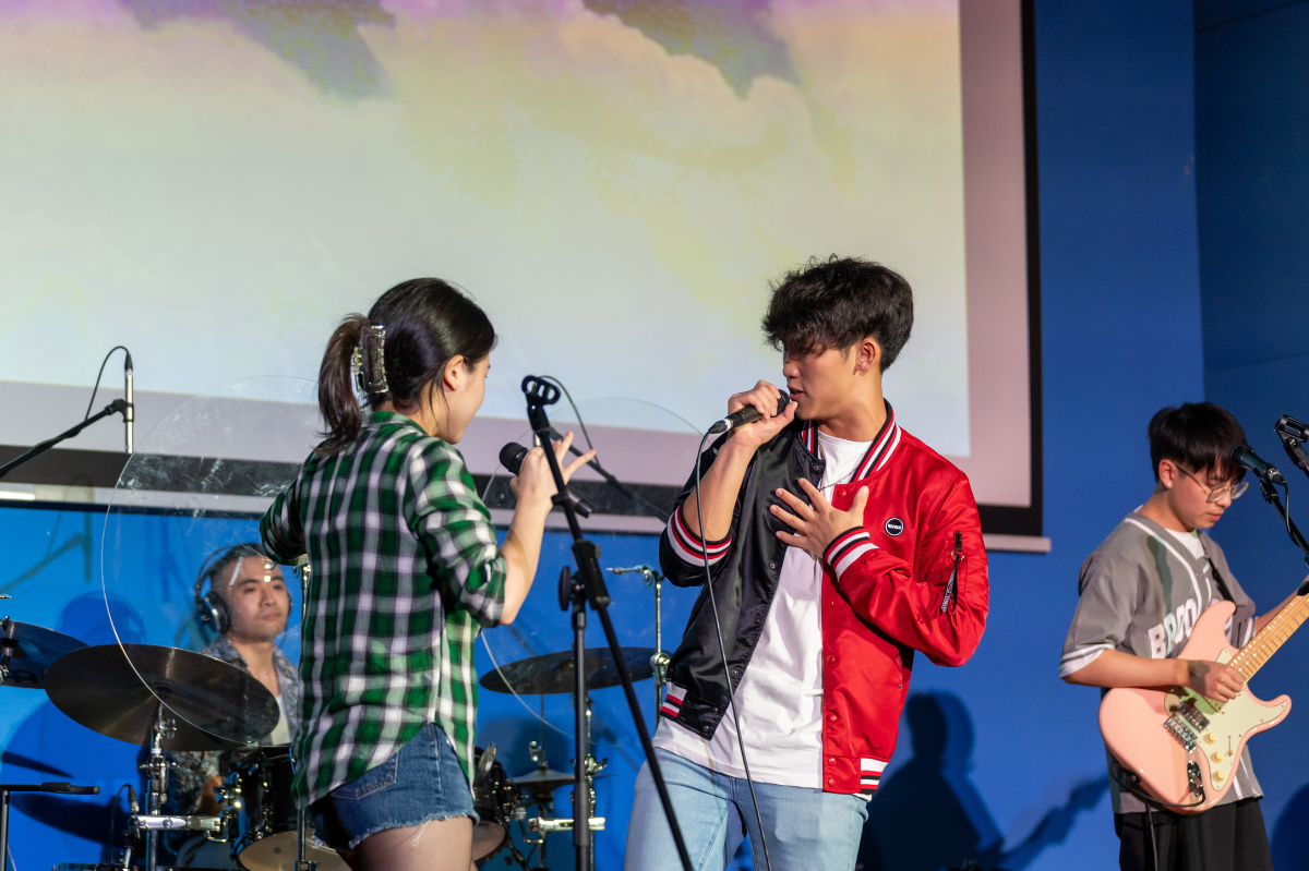Lee Seoyeon and Christopher Theng, both year 1 students at NUS Business School, as the lead singers of the band, ‘‘Crowdpleaser Collective’ 