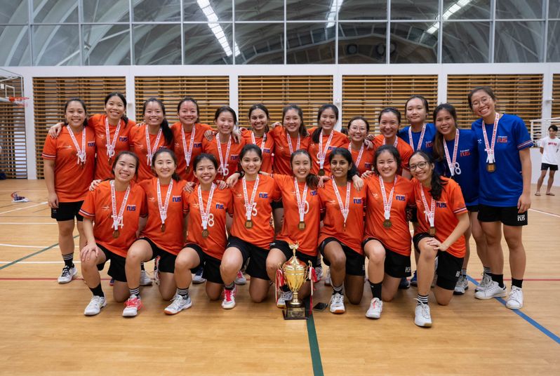 One-point protectors – A well-deserved Gold from the NUS Floorball (Women) Photo: Leandro Ngo


