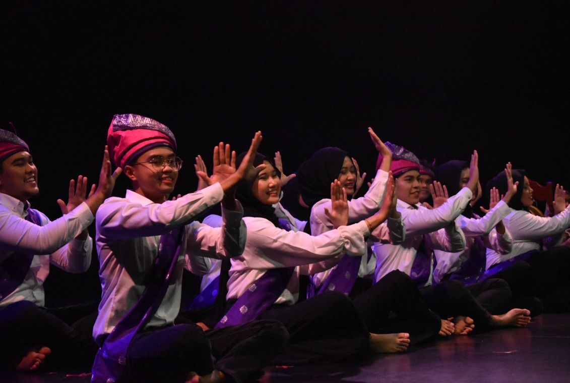 Catch a dikir barat performance by NUS Malay Language Society (PBMUKS) – a cultural performance includes seamless synchronised movements, poetry, singing and accompanied by live percussive music.
