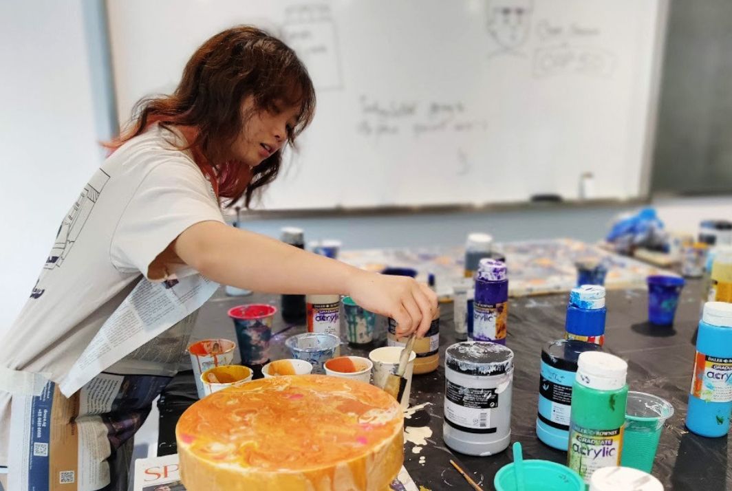 Second-year undergraduate from the Yong Loo Lin School of Medicine, Loh Qian Ying, tries her hand at acrylic pour painting.
