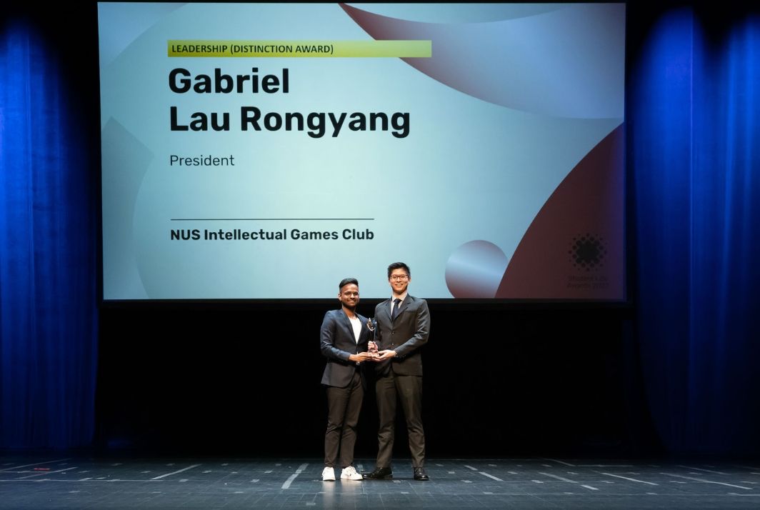 Passing on the baton: Jothinandan Pillay (left), recipient of last year’s Distinction Award for Leadership at the NUS Student Life Awards 2021, presented this year’s winner, Gabriel Lau Rongyang, with his trophy at the ceremony.

