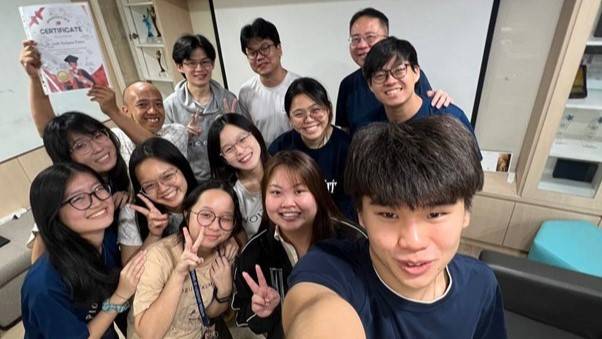 Dr Andi Sudjana Putra and Associate Professor Wilson Tam (back row, first and fourth from left respectively) mentored the group of 10 students who embarked on the PHamigo DYOC this semester, led by second-year Psychology undergraduate Nikol Goh (front row, second from right).