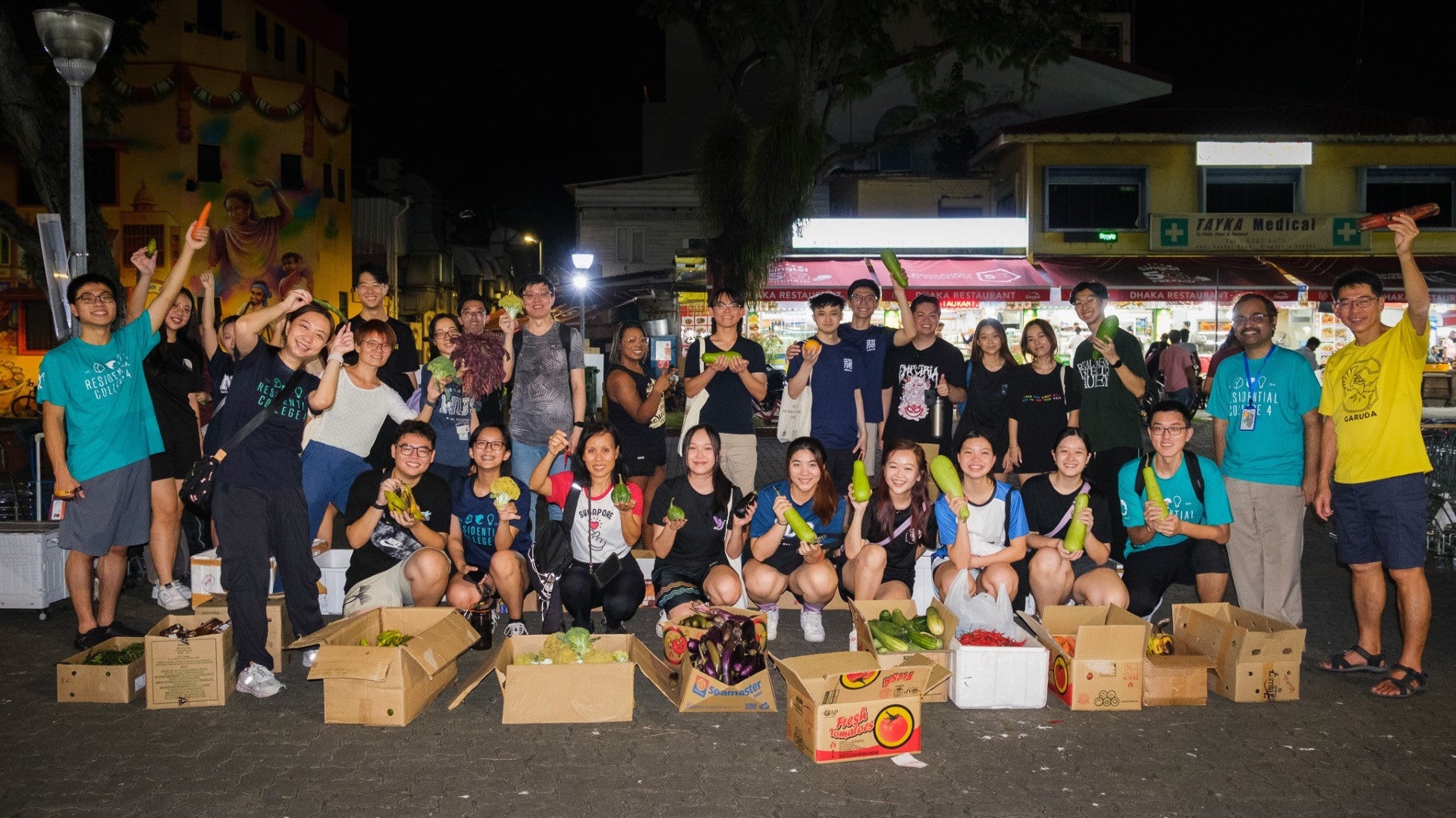 RC4 students and staff at the RC4 Veggie Rescue, led by Fellow Associate Professor Tan Lai Yong (first from right, in yellow), where they partnered with other community volunteers to tackle the issue of food wastage.