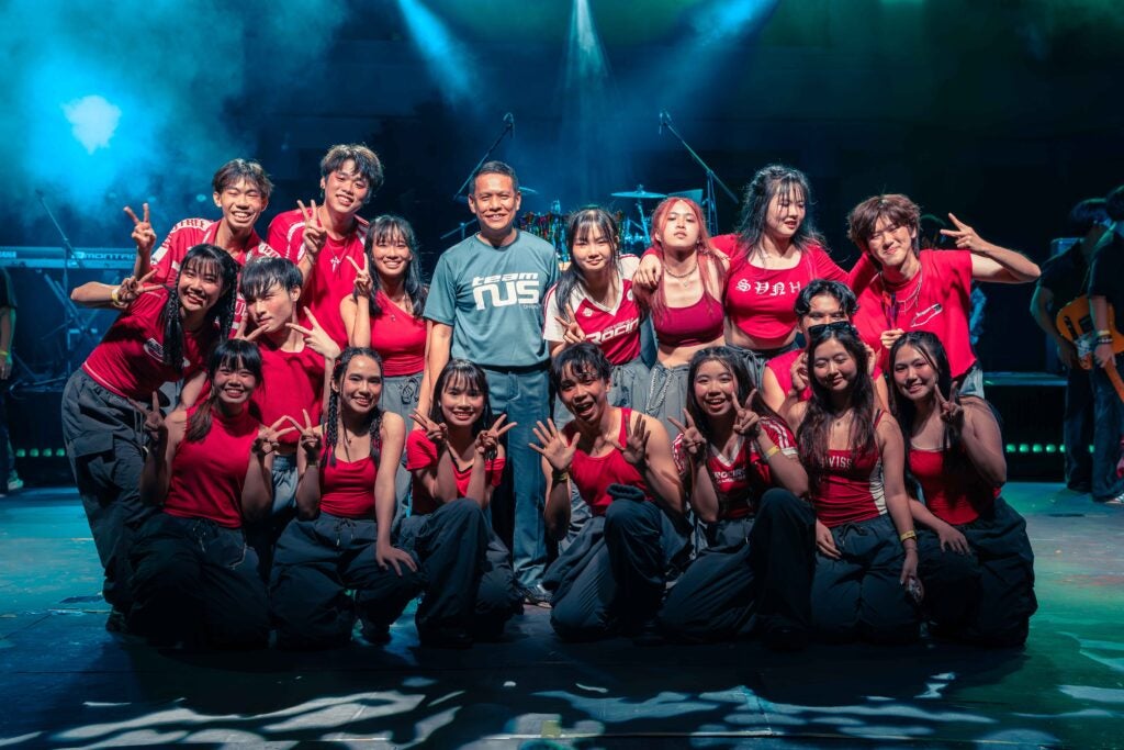 Dean of Students, A/P Ho Han Kiat, (centre, in grey t-shirt) celebrates with SUPERNOVA champions, Ænergy, the crowd-favourite group who clinched victory after winning over both the judges’ top three and the audience vote. 