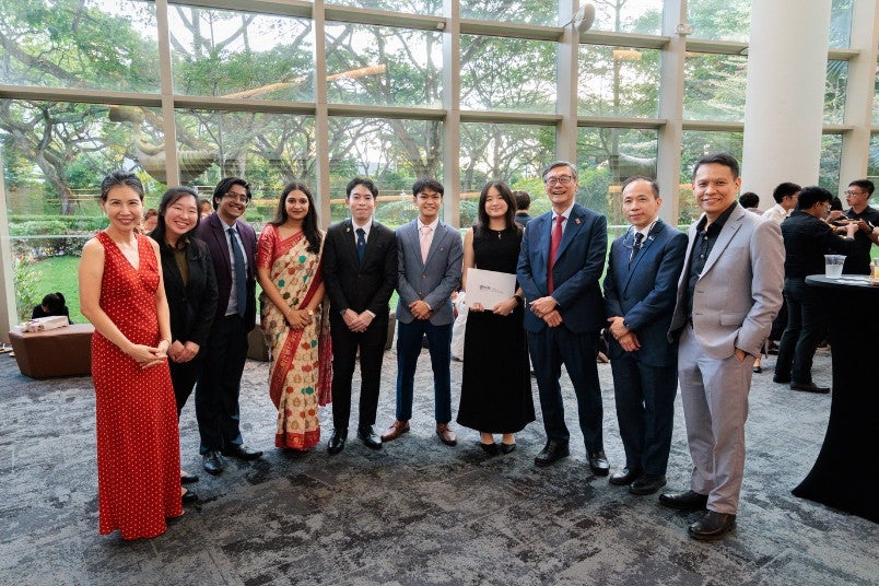 Gan Xin Chen (fourth from right) at the post-ceremony meet-and-greet between Distinction award recipients, NUS senior leaders and 47th NUSSU President Stephen Chen (fifth from right).
