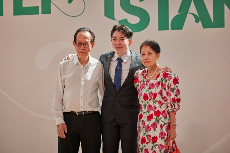 46th NUSSU President and Leadership Distinction award recipient Sean Pang celebrates with his parents.