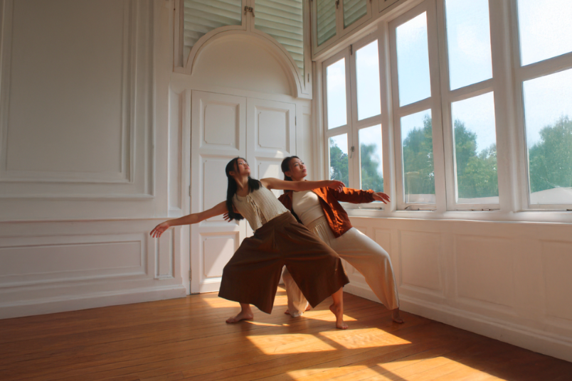 A rehearsal photo of NUS Dance Synergy. Specialising in contemporary dance, the group is no stranger to site-specific performances on campus. 