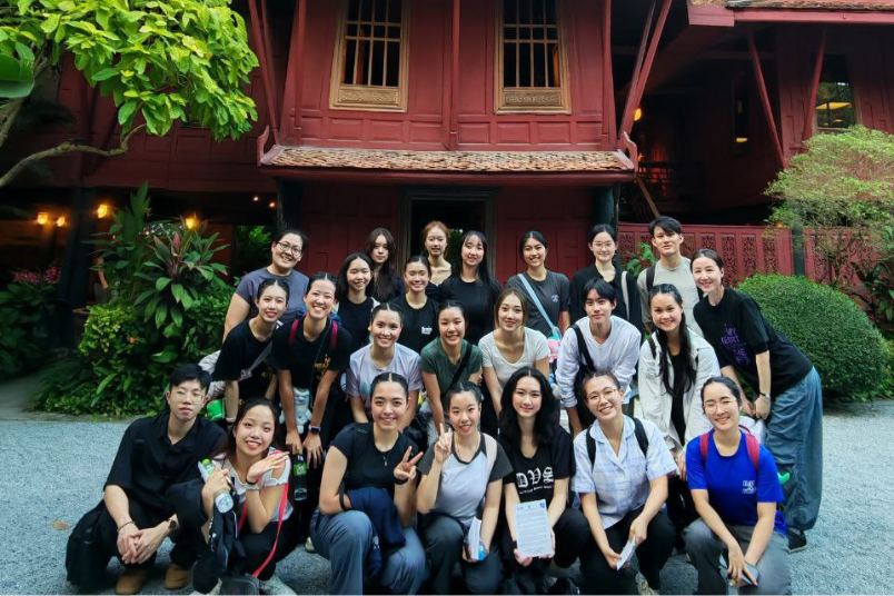 NUS visited many cultural heritage sites and learnt how Thai artists integrated traditional art forms into contemporary settings to appeal to today’s audiences. 