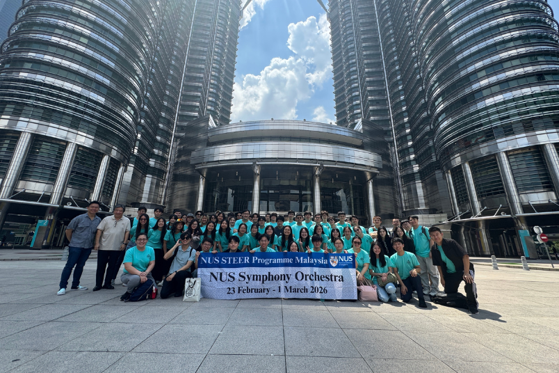 NUSSO in a commemorative group photo in front of KL’s Twin Towers. The tour is led by Francis Tan (second row, first from left). Mr Tan is Resident Conductor at Centre for the Arts, Office of Student Affairs).