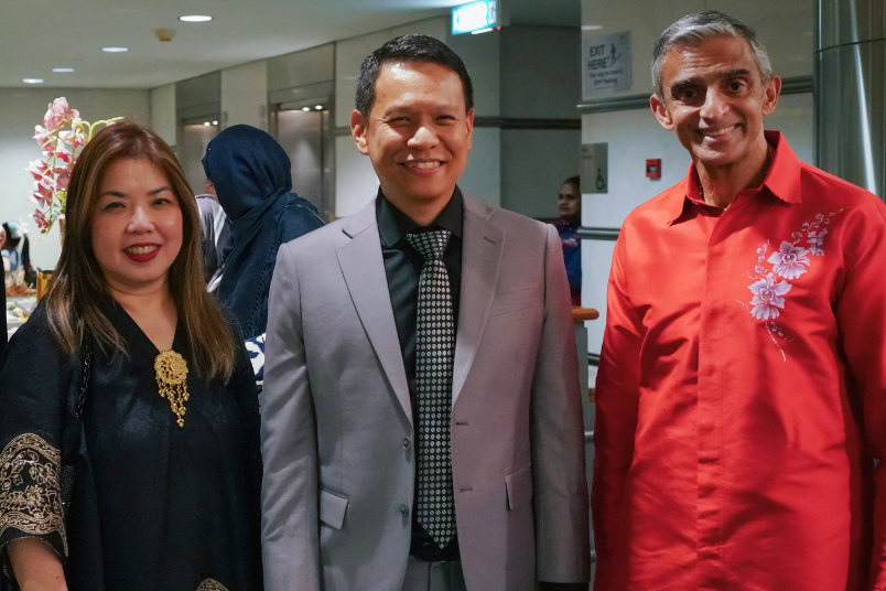 (Left to right): Ms Ovidia Lim-Rajaram (Chief Alumni Officer), A/P Ho Han Kiat (Dean of Students) and Guest of Honour His Excellency Mr Vanu Gopala Menon, Singapore’s High Commissioner to Malaysia.
