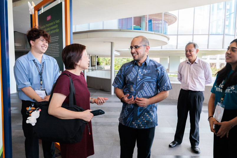 
Mrs Serene Ho, Year Head (Middle Primary), Paya Lebar Methodist Girls’ School (Primary), a Teach SG community partner, engages with Senior Parliamentary Secretary Dr Syed and a team of Teach SG mentors. NUS student mentors had designed a programme around the school’s core values to create meaningful learning experiences for their mentees.