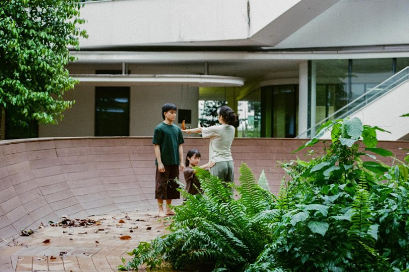 I(n) Nature was n:ow arts’ first project under their third space residency. The project, performed under trees at UTown, invited audience members to reconsider their relationship with trees. 
