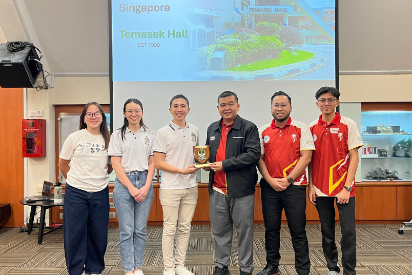 Presentation of token of appreciation from TH to KK9. From left: Foon Yi Teng (TH 39th JCRC President); Ms Doreen Tan (TH Resident Fellow overseeing the exchange programme with UM KK9); Mr Shaun Kang (TH Acting Master); DSP/KS Mohd Hairolnezam Kahmis (KK9 College Master); Encik Mohd Shahrin Mohd Baroyi (KK9 Fellow Advisor); and Aridh Shahib Bin Roslee (KK9 Project Director). 
