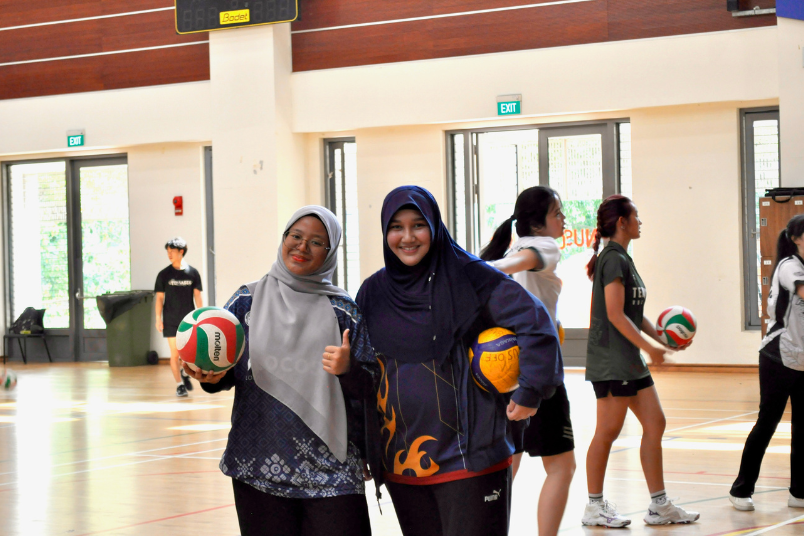 UM participants taking a break from the volleyball introductory session.