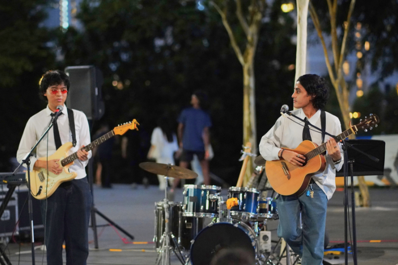NUS musicians Abishai Halim (left) and Vatsal Vitosh (right) performing together after having met at prior STUDYO events. Credits: Lucas Low 