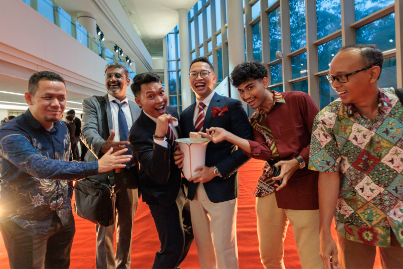 Competitions Merit recipient, Muhammad Faiz Krisnadi (third from right) attended NAA with Lee Kuan Yew School of Public Policy (LKYSPP) Senior Lecturer Sasidaran Gopalan (second from left) and LKYSPP Mentorship Group industry mentor Indradi Soemardjan (first from right).