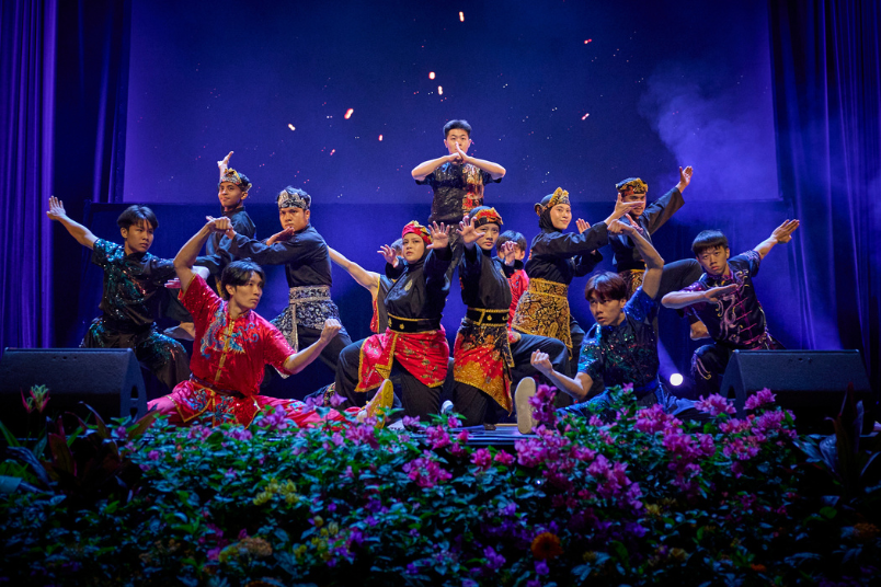 Cross-cultural collaboration was evident in the student performance involving NUS Wushu and NUS Silat.
