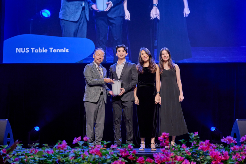 GOH Prof Aaron Thean presents President’s Sports Award of the Year to NUS Table Tennis. This award recognises teams for sustained excellence, equivalent to receiving either a Distinction or Merit award for three consecutive AYs. 